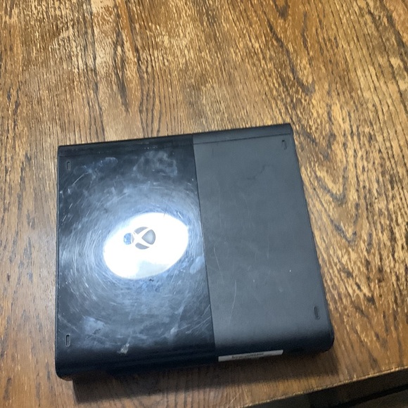 Im selling an Xbox 360 and it is not brand new and no controller. - Picture 3 of 6